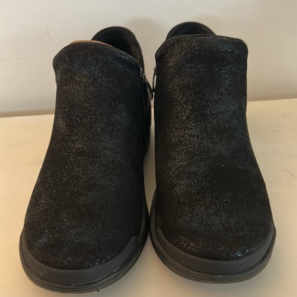 Bzees Domino, black Euro size 41. Ankle bootie, side zip - Picture 2 of 7